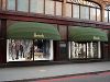 Chanel украшает витрины магазина Harrods в Лондоне 